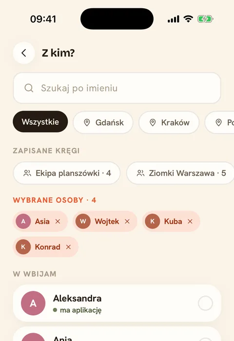 Ekran „Z kim?” w aplikacji Wbijam: lista znajomych i cztery zaznaczone osoby